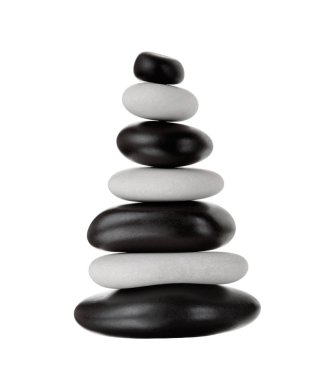 Beyaz arka plan üzerinde kaplıca tedavisi için yığın beyaz ve siyah taştan natürmort; izole