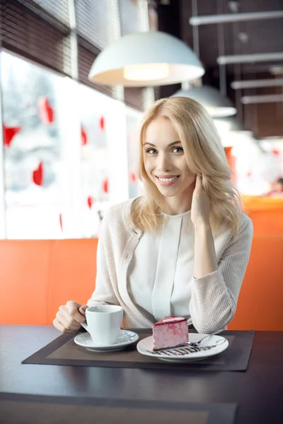 Muy Hermosa Feliz Joven Sentarse Café Comer Postre Con Café —  Fotos de Stock