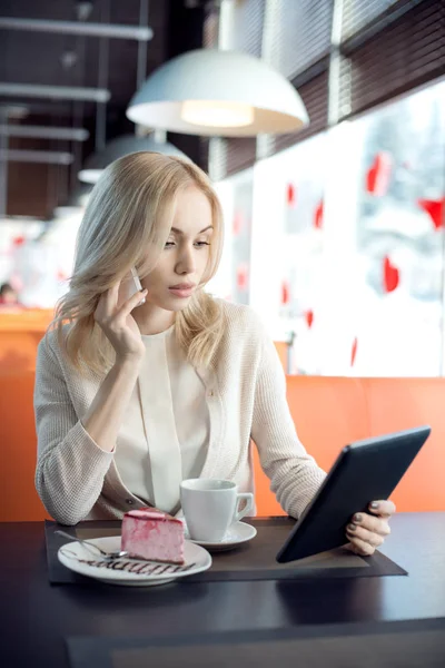 Bella Giovane Donna Sedersi Cafe Parlare Telefono Verticale Ritratto — Foto Stock