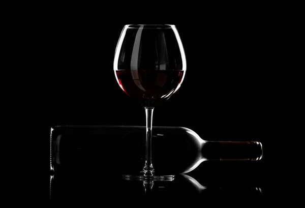 Botella Copa Vino Con Vino Tinto Foto Horizontal Sobre Fondo — Foto de Stock