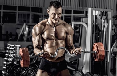 vücut geliştirmeci adam, spor salonunda egzersiz ağırlık halter ile gerçekleştirmek