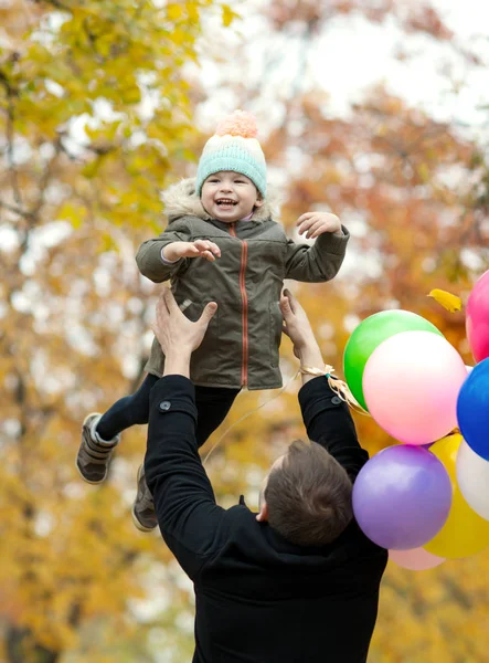 Lycklig Far Slänga Upp Litet Barn Med Air Ballonger Utflykt — Stockfoto