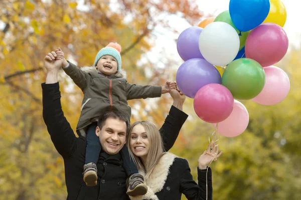 Szczęśliwy Rodziny Małym Dzieckiem Powietrza Balony Wycieczka Parku Jesień — Zdjęcie stockowe