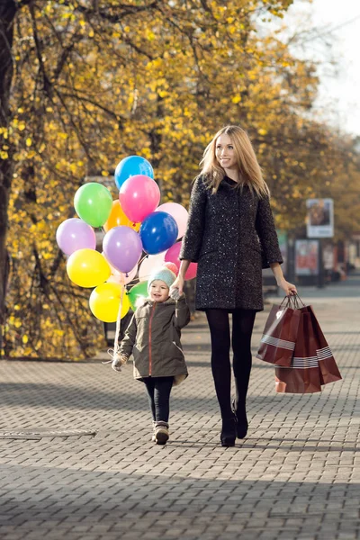 Glückliche Frau Und Kleines Kind Mit Roter Einkaufstasche Und Luftballons — Stockfoto