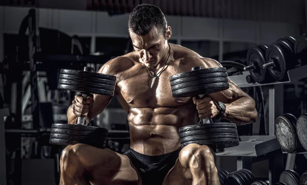 Kille Bodybuilder Utföra Övningen Med Hantel Mörka Gym — Stockfoto