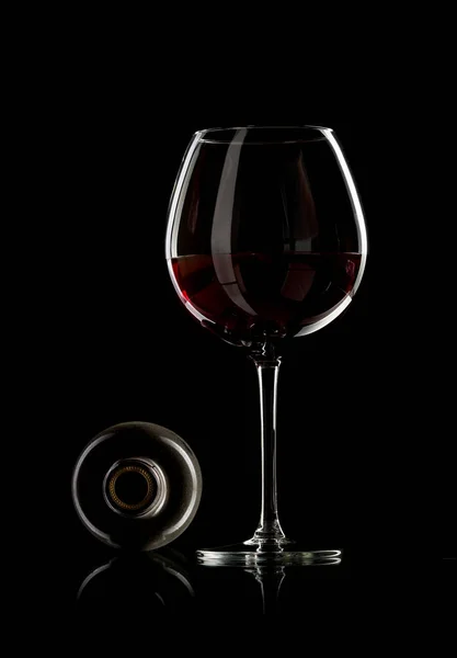 Garrafa Copo Vinho Com Vinho Tinto Foto Vertical Sobre Fundo — Fotografia de Stock