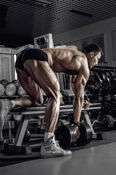 Fisiculturista Cara Realizar Exercício Com Halteres Músculo Mais Amplo Uma — Fotografia de Stock