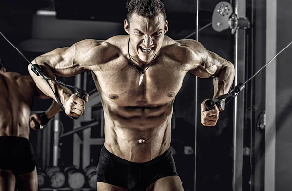 Guy Bodybuilder Oefening Met Oefening Machine Crossover Uit Voeren Sportschool — Stockfoto