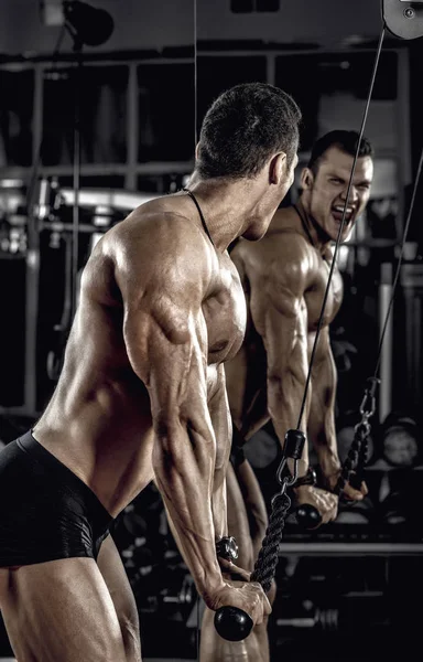 Vücut Geliştirmeci Adam Triceps Koyu Spor Salonunda Egzersiz Makinede Ile — Stok fotoğraf