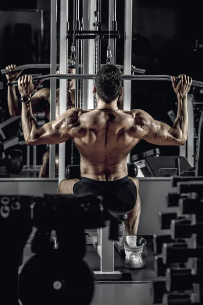 Fisiculturista Cara Realizar Exercício Com Máquina Musculação Músculo Mais Amplo — Fotografia de Stock