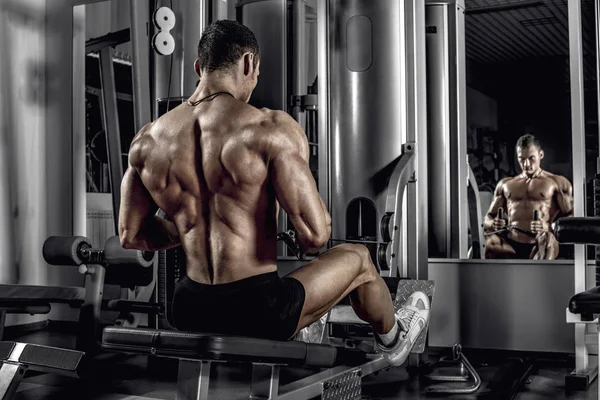 Typ Bodybuilder Übung Mit Trainingsgerät Auf Breitestem Muskel Des Rückens — Stockfoto