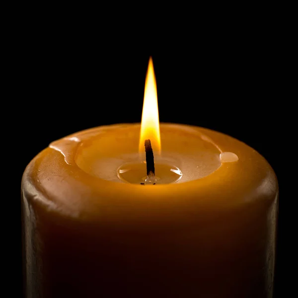 Пламя Свечи Близко Черном Фоне Изолированные — стоковое фото