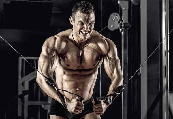 Kerl Bodybuilder Führen Sie Übungen Mit Trainingsgerät Crossover Fitnessstudio — Stockfoto