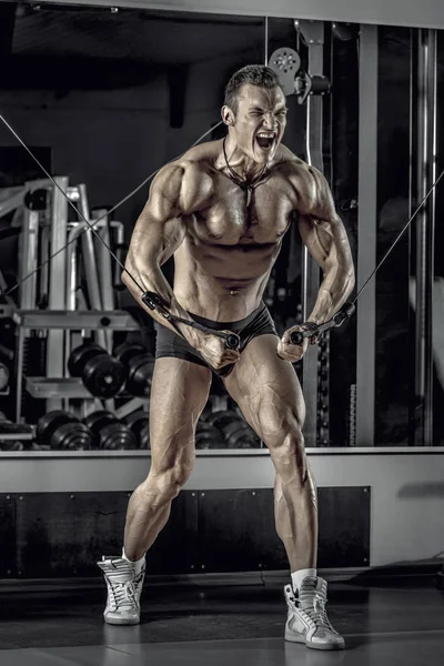Kerl Bodybuilder Führen Sie Übungen Mit Trainingsgerät Crossover Fitnessstudio — Stockfoto