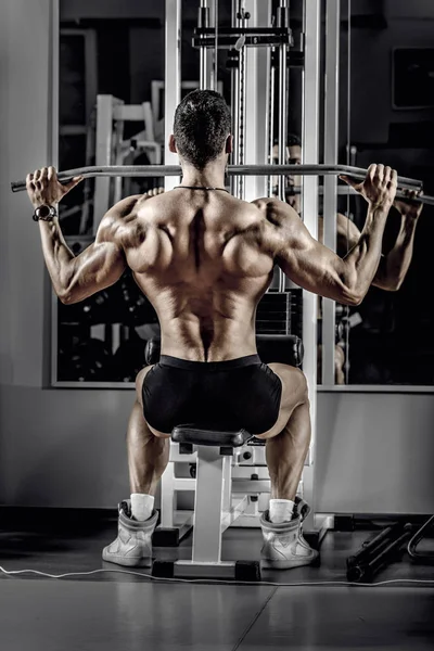 Guy Bodybuilder Perform Exercise Exercise Machine Broadest Muscle Back Dark — Stock Photo, Image