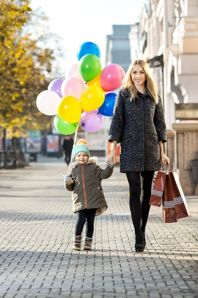 Happy Woman Little Child Red Shopping Bag Air Balloons Walking — Stock Photo, Image