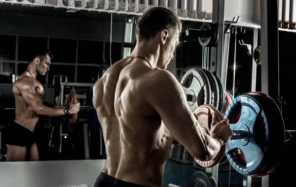 Άντρας Bodybuilder Εξοπλίσει Barbell Στο Σκοτεινό Γυμναστήριο — Φωτογραφία Αρχείου