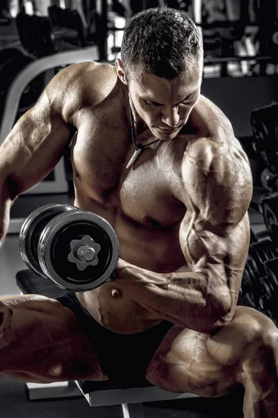 Guy Bodybuilder Perform Exercise Dumbbell Dark Gym — Stock Photo, Image