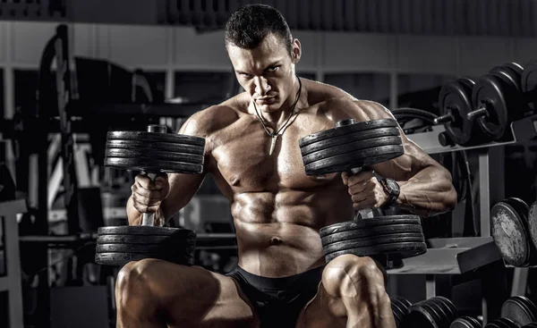 Άντρας Bodybuilder Εκτελέσετε Την Άσκηση Αλτήρα Στο Σκοτεινό Γυμναστήριο — Φωτογραφία Αρχείου