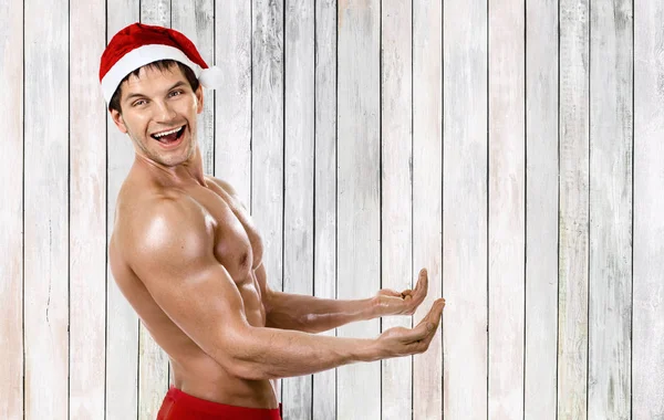 Fröhliche Fitness Sexy Weihnachtsmann Halte Die Hand — Stockfoto