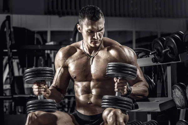 Guy Bodybuilder Perform Exercise Dumbbell Dark Gym — Stock Photo, Image