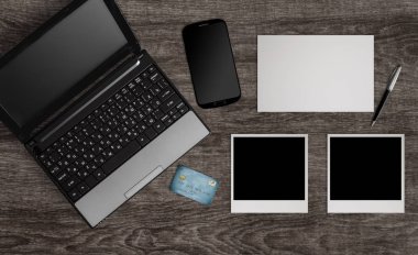 dijital aygıt, kredi kartı ile polaroid resim, yukarıda en iyi iş yeri kavramı