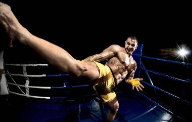 Taylandlı boksör yumruğu. Yumruk torbası, siyah arka plan, yatay fotoğraf.