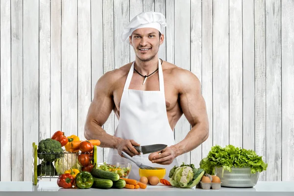 Homem Fisiculturista Cozinhar Cozinha Branco Toque Blanche Cozinhar Avental Protetor — Fotografia de Stock