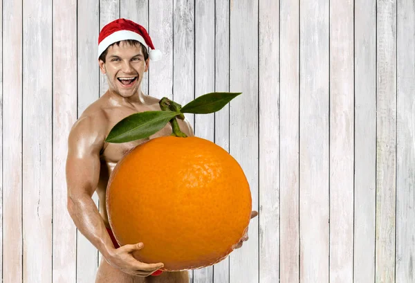 Fitness Jultomten Hålla Stora Orangea Tangerine Och Skrattar — Stockfoto