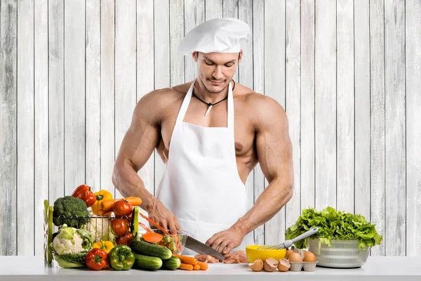 Homem Fisiculturista Cozinha Branco Toque Blanche Cozinhar Avental Protetor Legumes — Fotografia de Stock