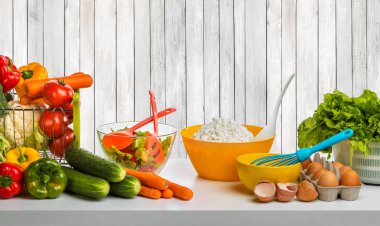 Natürmort peynir, sebze ve yumurta mutfak masasında