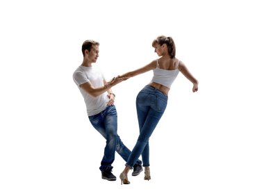 Sosyal danse (kizomba veya bachata veya semba veya taraxia), izole, beyaz arka plan üzerinde dans güzellik çift