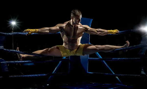 Kickboxer Sträcka Ute Ringen Cross Split Koncept — Stockfoto