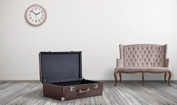 打开大空的老式手提箱在家里的房间 重新安置 包手提箱 的概念 — 图库照片