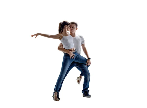 美丽的情侣跳舞社会 Danse Kizomba Bachata Semba Taraxia 在白色背景 — 图库照片