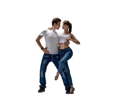 Sosyal danse (kizomba veya bachata veya semba veya taraxia), izole, beyaz arka plan üzerinde dans güzellik çift