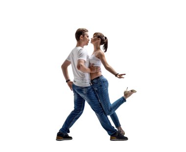 Sosyal danse (kizomba veya bachata veya semba veya taraxia), izole, beyaz arka plan üzerinde dans güzellik çift