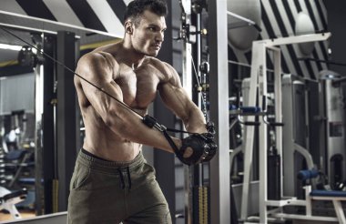 vücut geliştirmeci adam, egzersiz spor salonunda pektoral kaslar egzersiz makinesi ile gerçekleştirmek