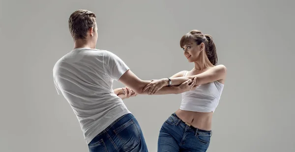 背景灰色の上 Kizomba またはバチャータまたは船場 Taraxia ソーシャル ダンスで踊る美カップル — ストック写真