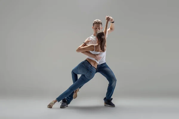 Modelky Pár Tančící Sociální Danse Kizomba Nebo Bachaty Nebo Semba — Stock fotografie