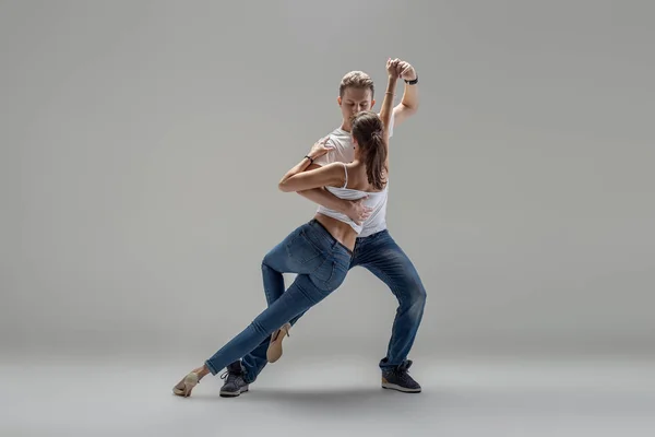 Casal Beleza Dançando Dança Social Kizomba Bachata Semba Taraxia Fundo — Fotografia de Stock