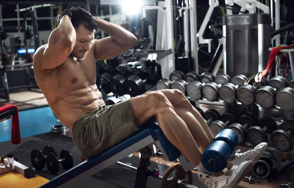 Culturista Chico Hacer Ejercicio Sobre Tensión Abdominal Gimnasio Foto Horizontal — Foto de Stock