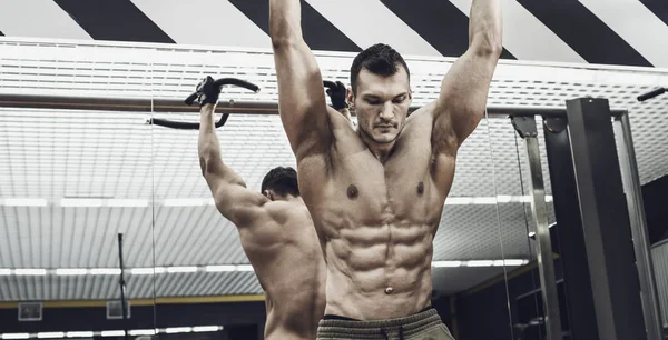 Typ Bodybuilder Machen Sie Übung Klimmzüge Horizontale Stange Der Turnhalle — Stockfoto