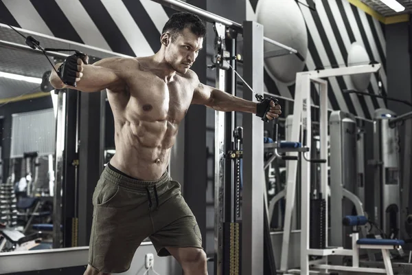 vücut geliştirmeci adam, egzersiz spor salonunda pektoral kaslar egzersiz makinesi ile gerçekleştirmek