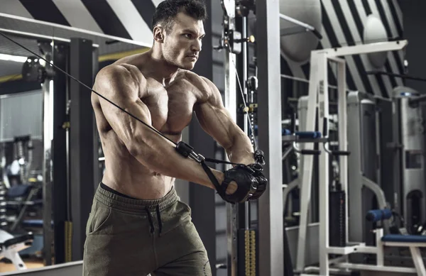 vücut geliştirmeci adam, egzersiz spor salonunda pektoral kaslar egzersiz makinesi ile gerçekleştirmek