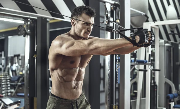 vücut geliştirmeci adam, egzersiz spor salonunda pektoral kaslar egzersiz makinesi ile gerçekleştirmek