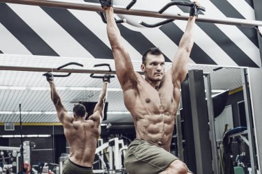 adam vücut geliştirmeci yapmak barfiks çekmek