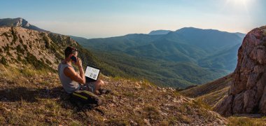dizüstü bilgisayar ile adam freelancer, cep telefonu ile arama, güzellik mountai