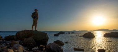 Gezgin sahil üzerinde