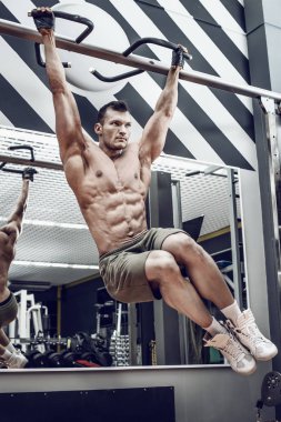 adam vücut geliştirmeci yapmak barfiks çekmek